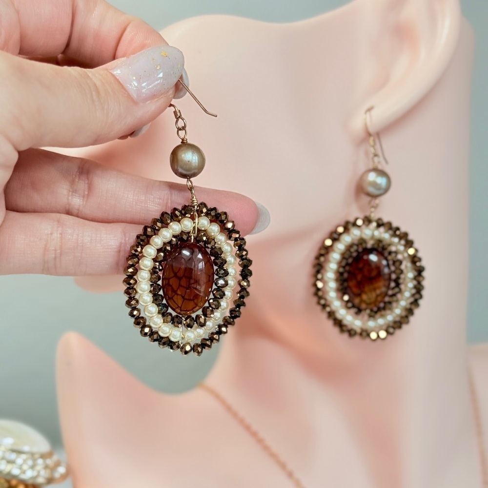 ⚜️ Elegant Brown and Cream Beaded Earrings - Picture 6 of 7